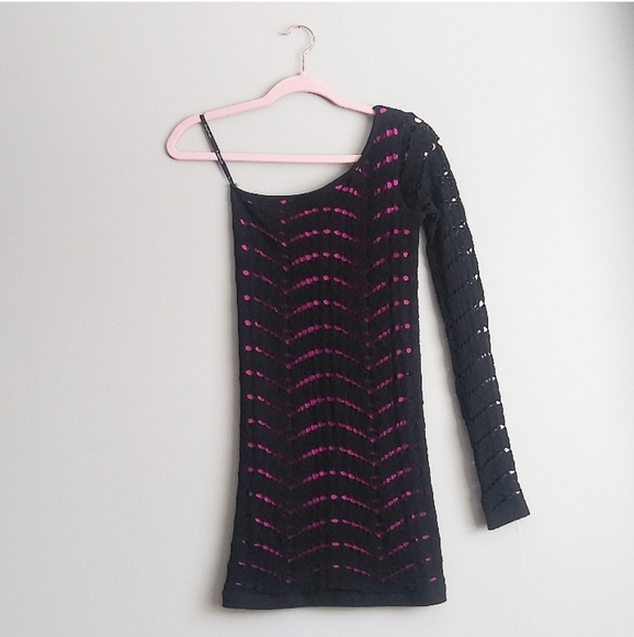 Haut Une épaule Brodé Bebe - Taille Small, Couleur Noir Et Blanc, Neuf Avec étiquettes (NWT)